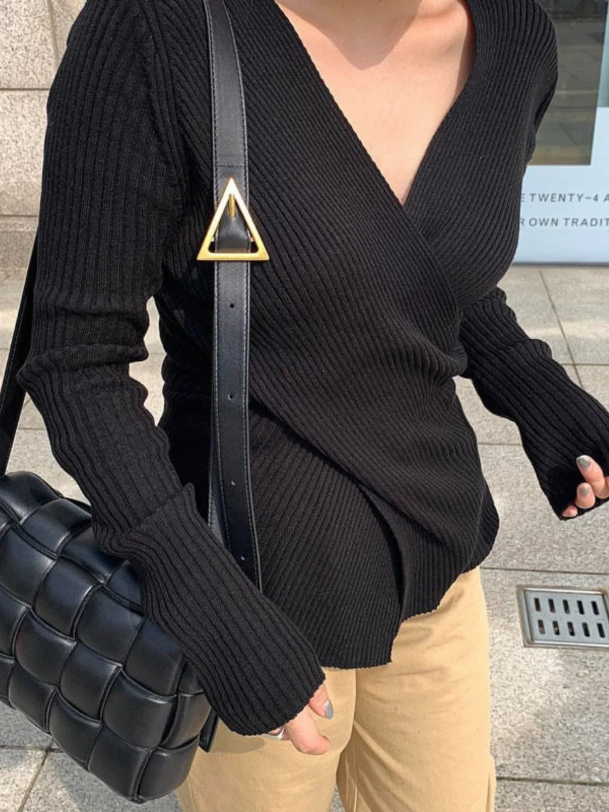 Πλεκτό πουλόβερ από βαμβάκι με σταυρό και λαιμόκοψη V - LA FEMME WANDERER