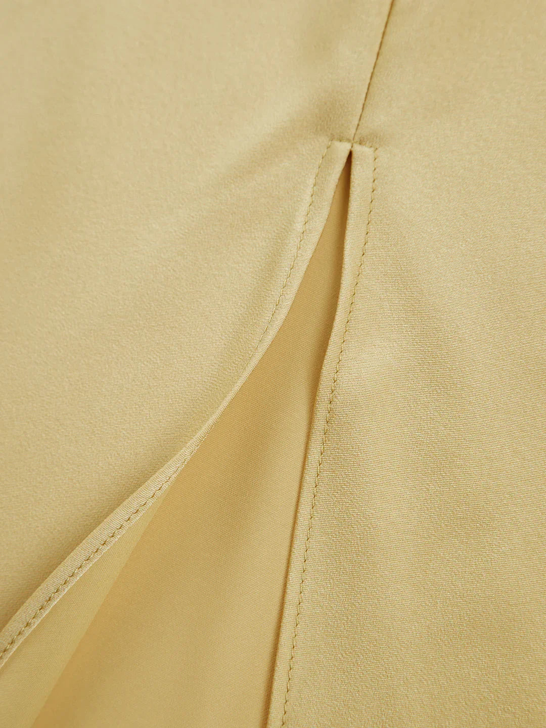 Μακρύ φόρεμα με ανοιχτή πλάτη και σατέν σκίσιμο - LA FEMME WANDERER