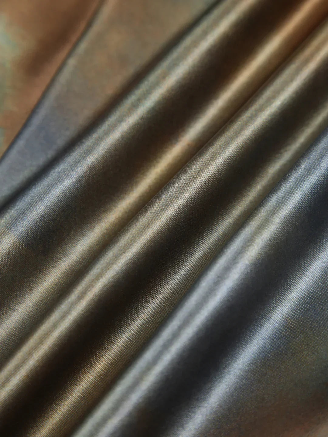 Μακρύ φόρεμα Neptune με ανοιχτή πλάτη και σατέν σχέδιο - LA FEMME WANDERER