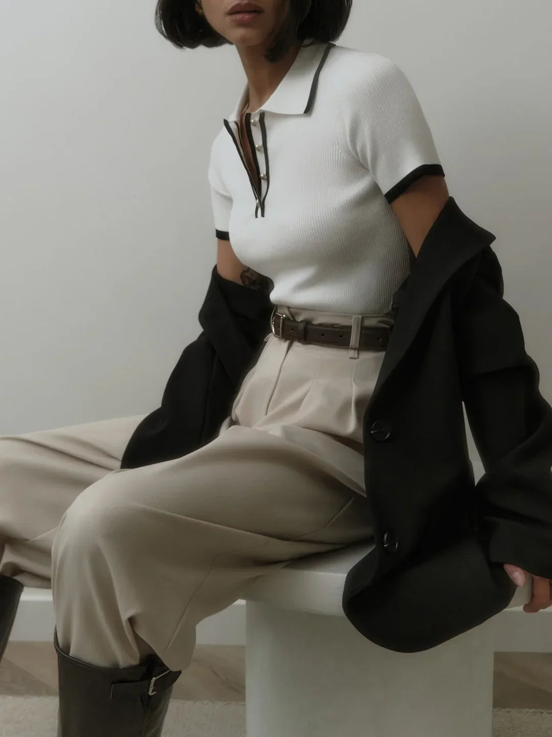 Πλεκτό τοπ με μεταλλικά κουμπιά και τελείωμα σε αντίθεση - LA FEMME WANDERER