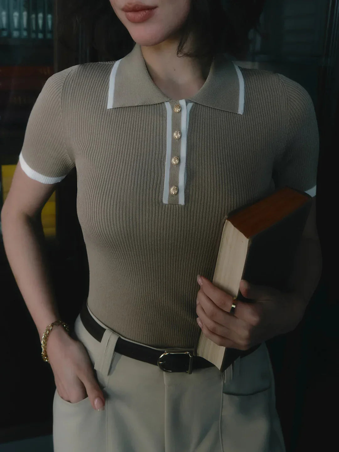 Πλεκτό τοπ με μεταλλικά κουμπιά και τελείωμα σε αντίθεση - LA FEMME WANDERER