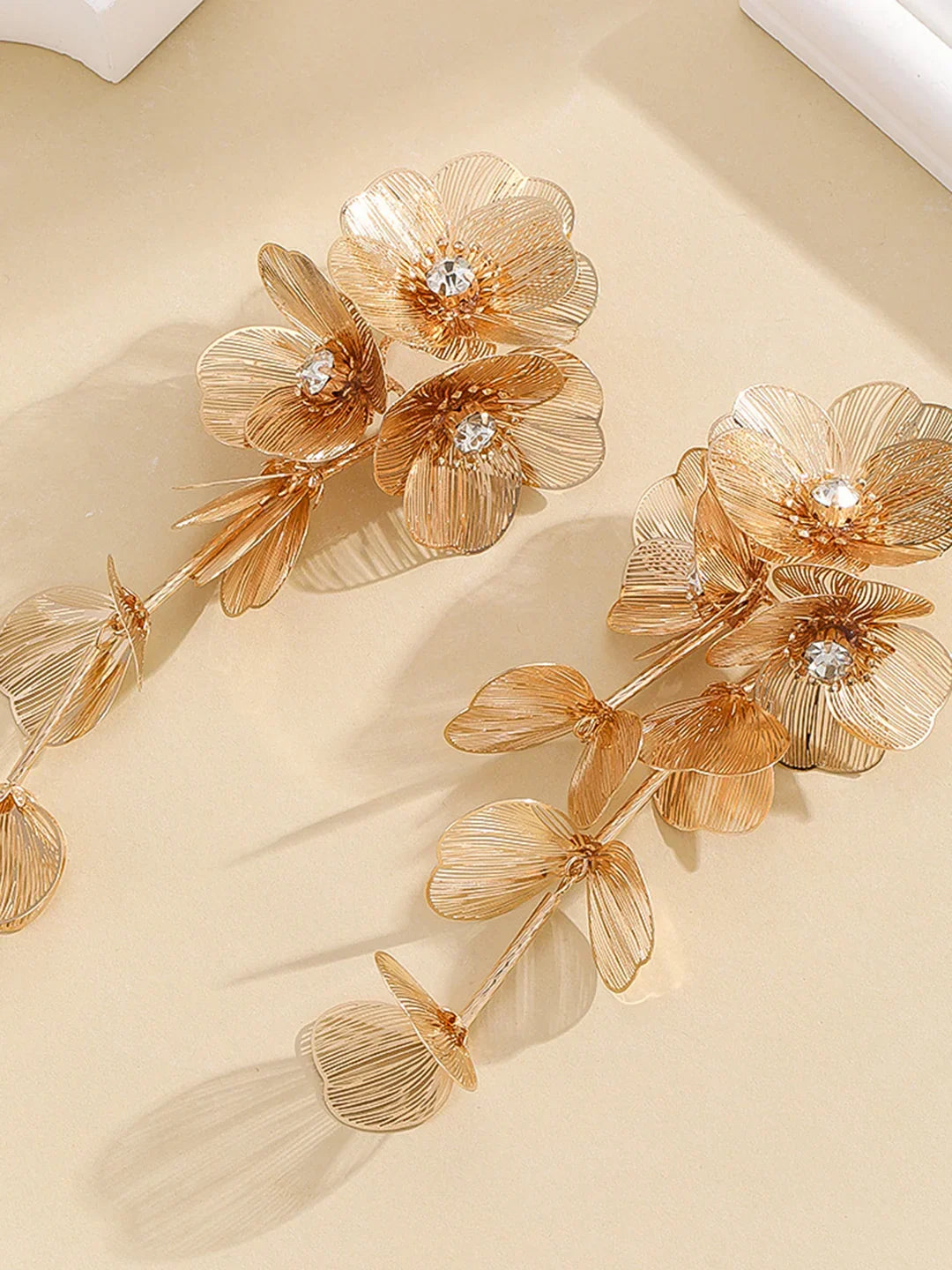 Σκουλαρίκια με κρόσσια από ασημί βελόνα και λουλουδάτη διακόσμηση - LA FEMME WANDERER