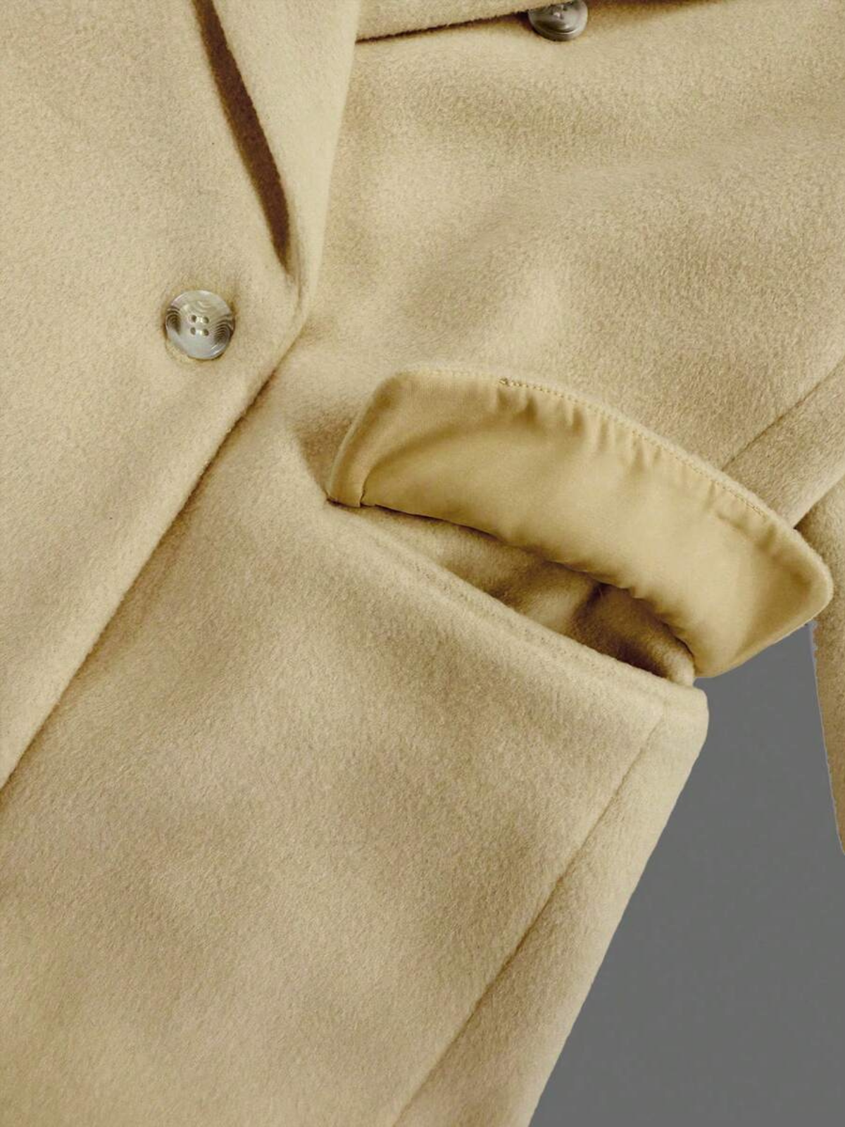 Κλασικό μάλλινο παλτό με σταυρωτό κούμπωμα