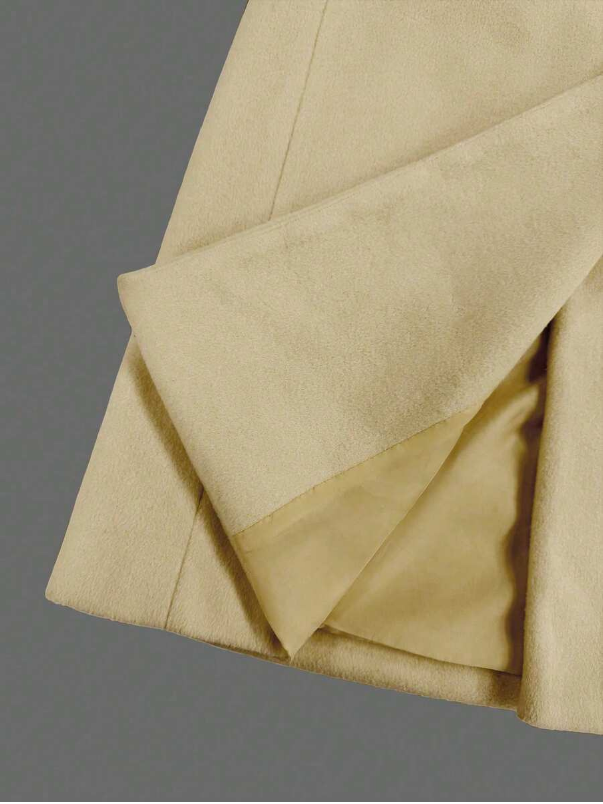 Κλασικό μάλλινο παλτό με σταυρωτό κούμπωμα