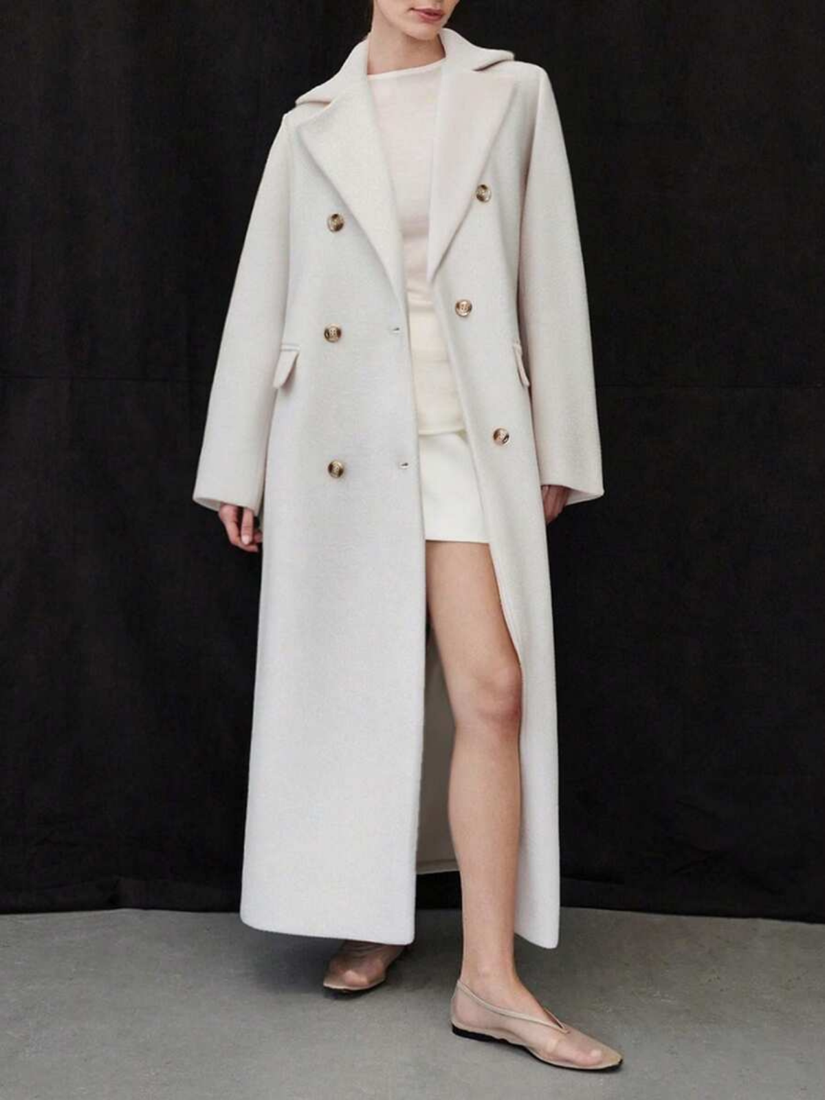 Κλασικό μάλλινο παλτό με σταυρωτό κούμπωμα