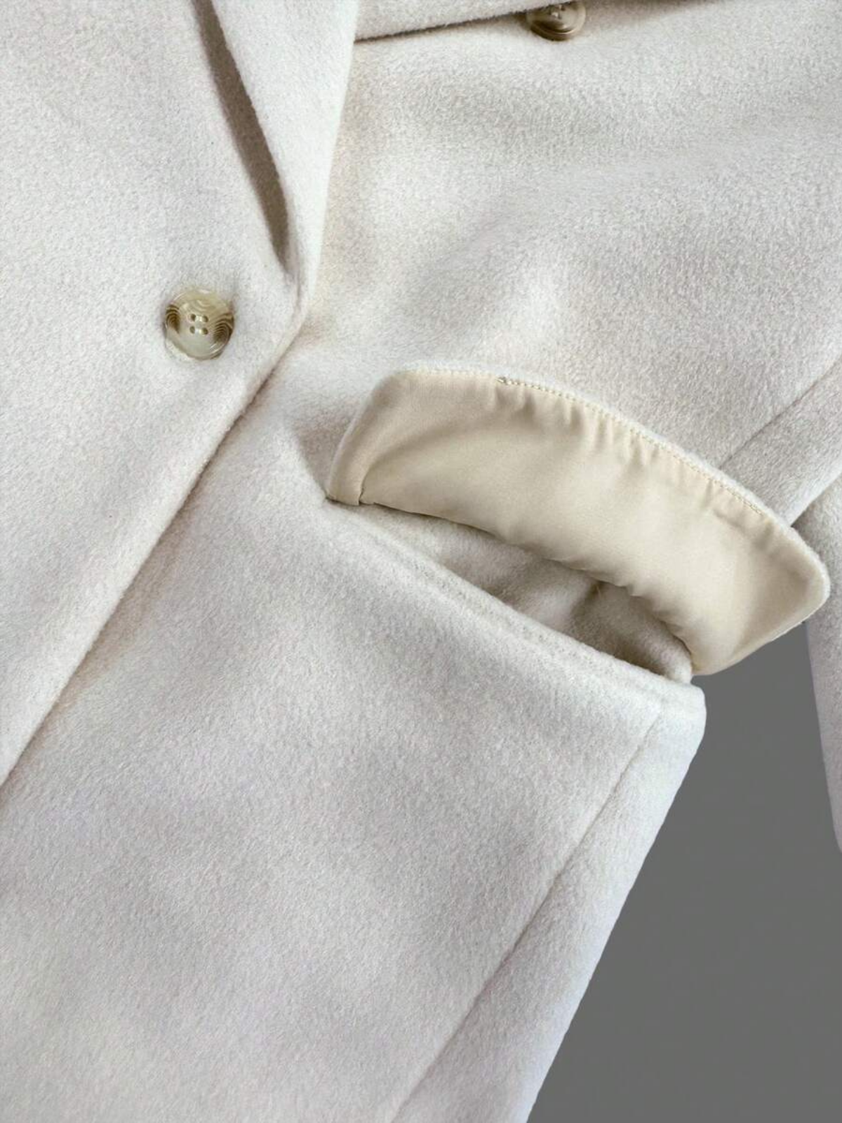 Κλασικό μάλλινο παλτό με σταυρωτό κούμπωμα