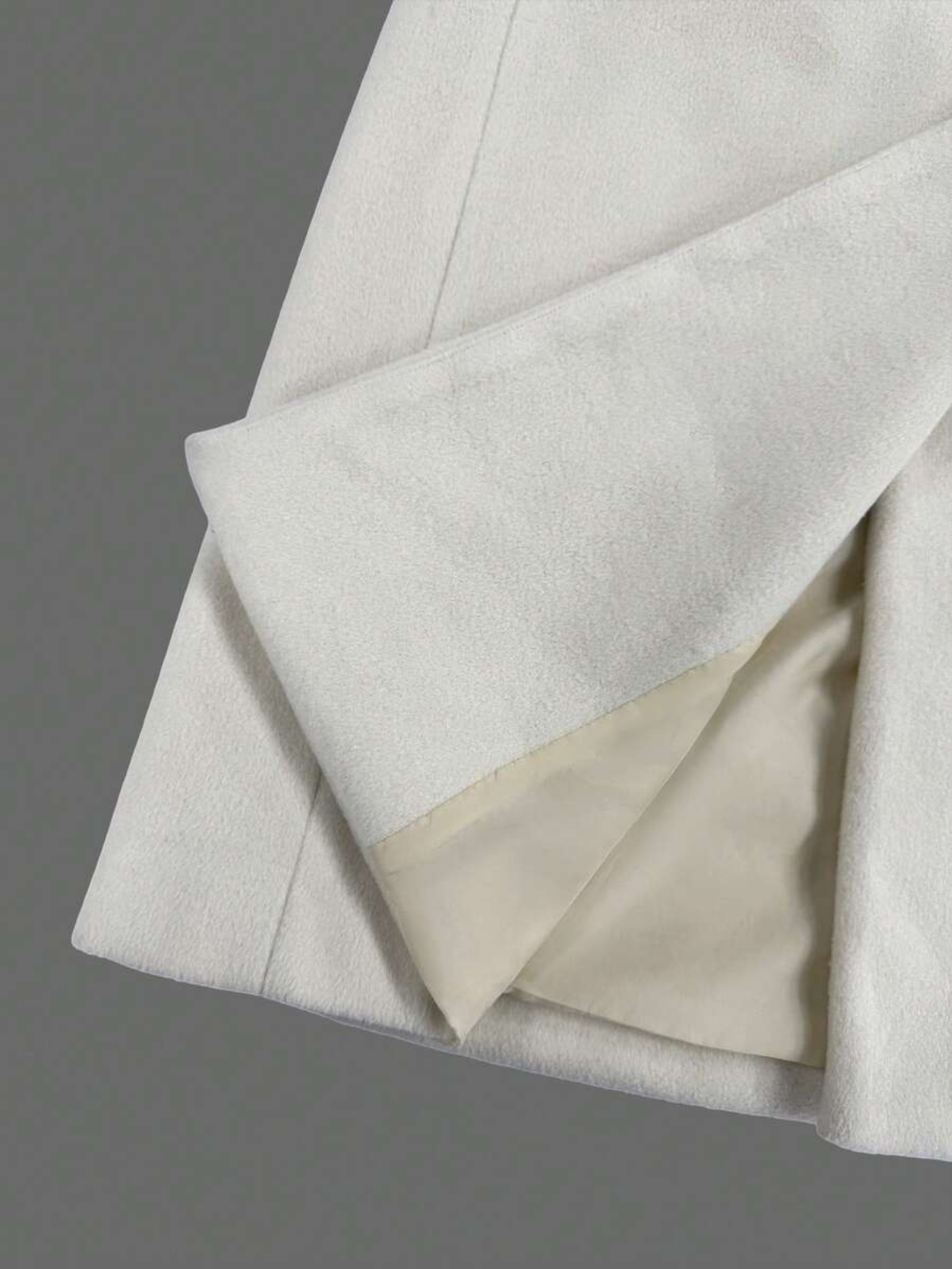 Κλασικό μάλλινο παλτό με σταυρωτό κούμπωμα