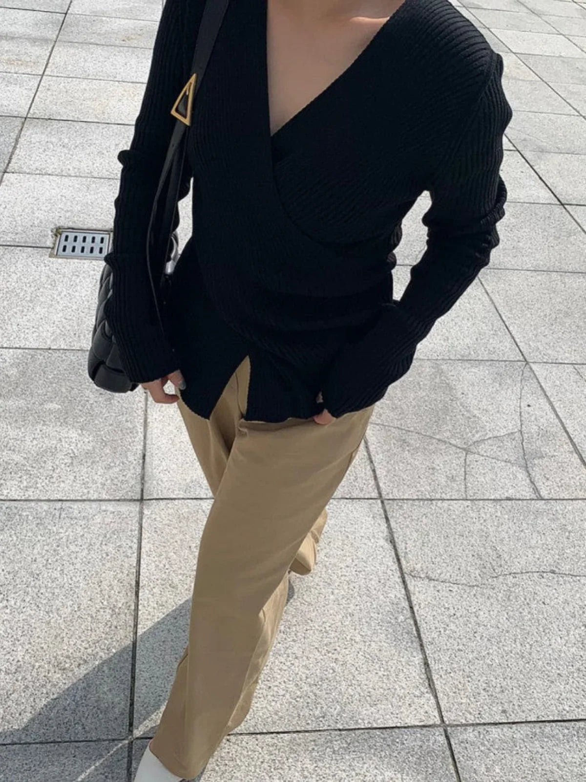 Πλεκτό πουλόβερ από βαμβάκι με σταυρό και λαιμόκοψη V - LA FEMME WANDERER