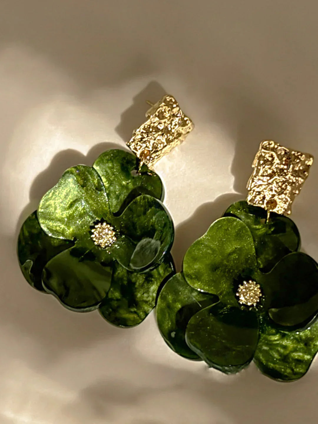 Χρυσά κρεμαστά σκουλαρίκια με λουλούδια - LA FEMME WANDERER