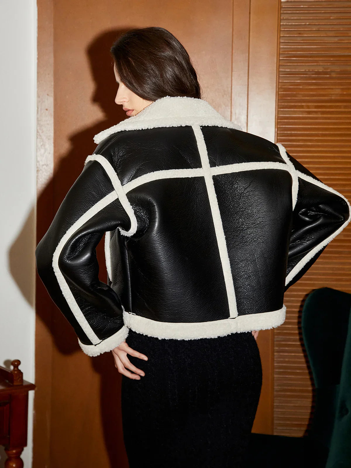 Μπουφάν από δερματίνη με επένδυση Sherpa και τελείωμα σε αντίθεση - LA FEMME WANDERER