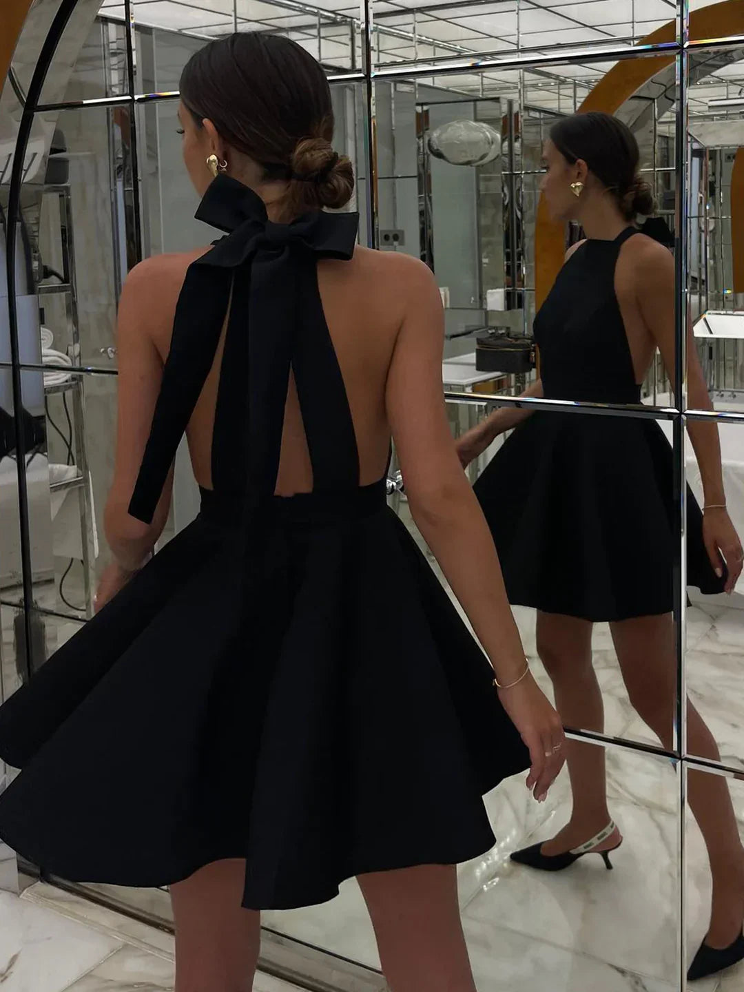 Μίνι φόρεμα με σατέν κόμπους και διπλές τσέπες, πλισέ και ανοιχτή πλάτη - LA FEMME WANDERER