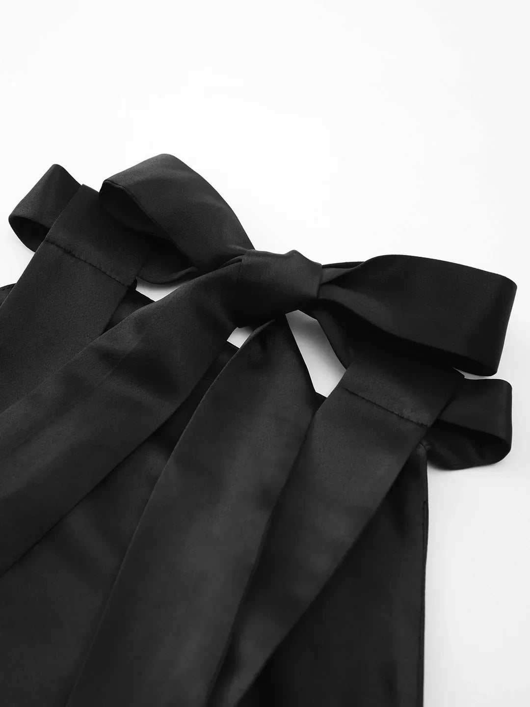 Μίνι φόρεμα με σατέν κόμπους και διπλές τσέπες, πλισέ και ανοιχτή πλάτη - LA FEMME WANDERER