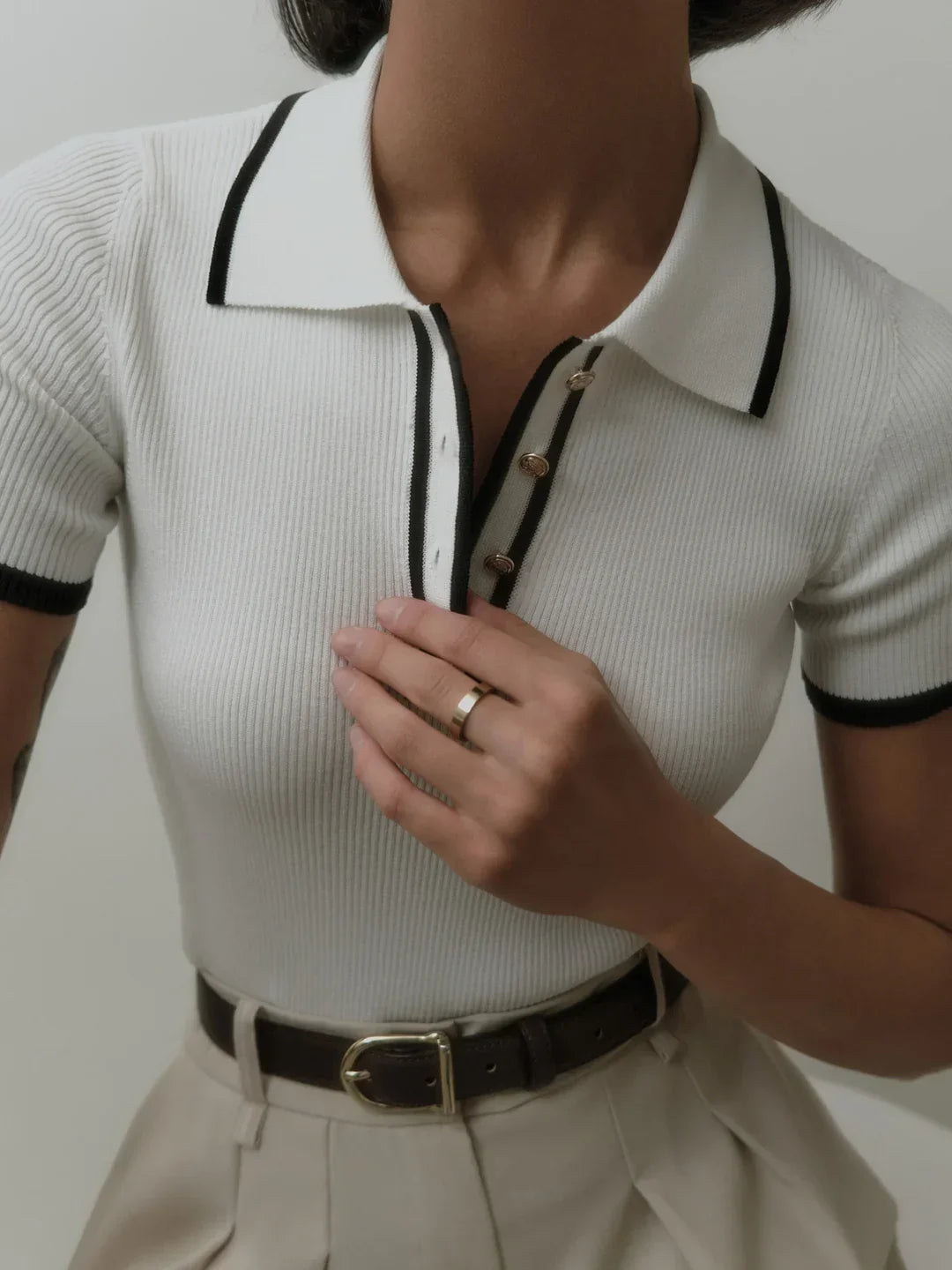 Πλεκτό τοπ με μεταλλικά κουμπιά και τελείωμα σε αντίθεση - LA FEMME WANDERER