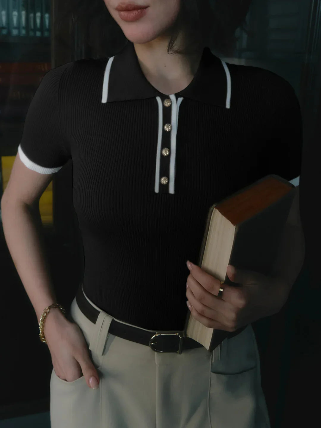 Πλεκτό τοπ με μεταλλικά κουμπιά και τελείωμα σε αντίθεση - LA FEMME WANDERER