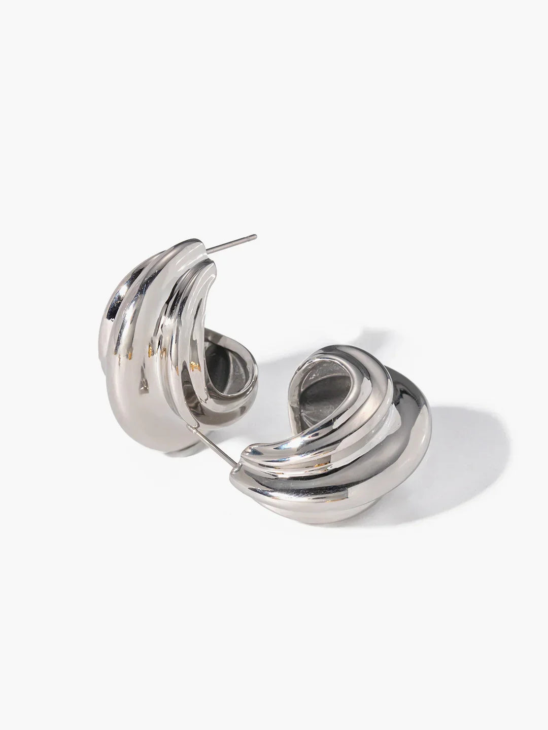 Μινιμαλιστικά σκουλαρίκια σε σχήμα C - LA FEMME WANDERER