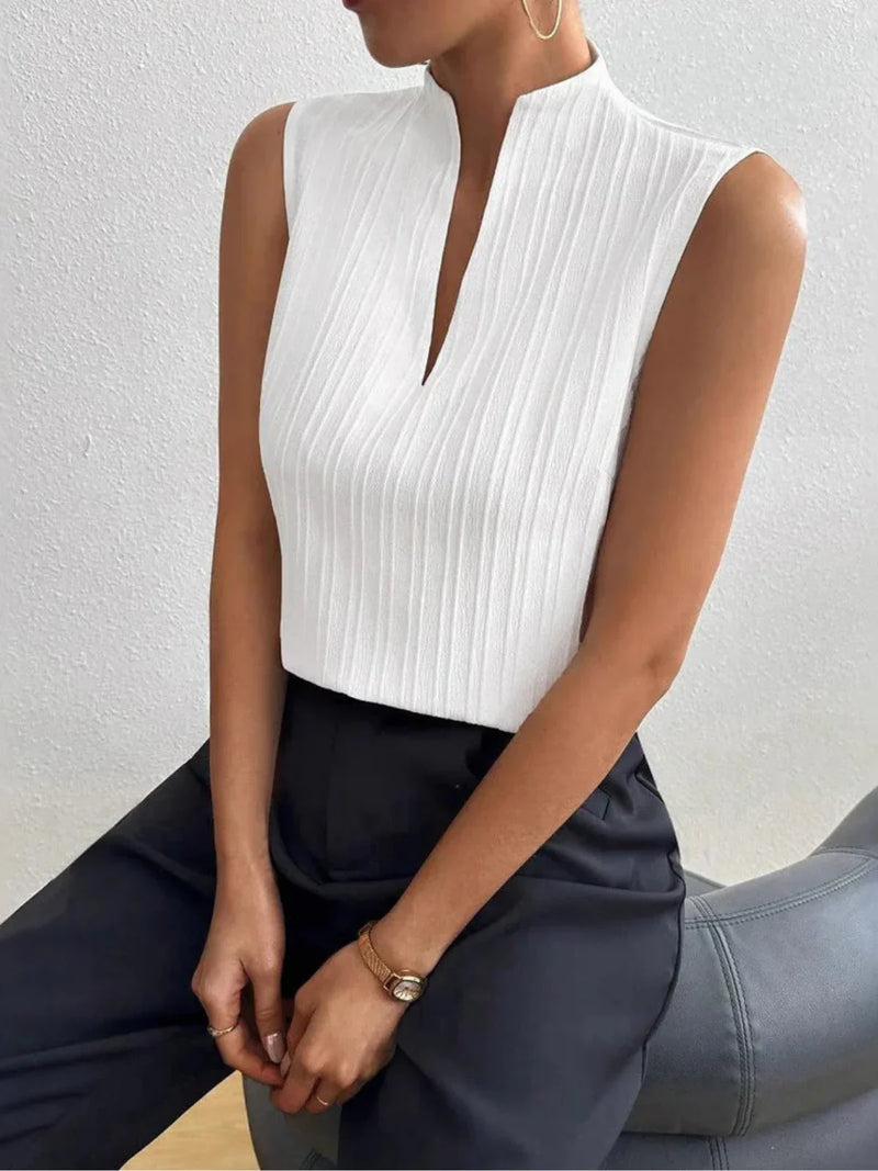 Μονόχρωμο αμάνικο τοπ με στενή εφαρμογή και ανάγλυφη λαιμόκοψη V